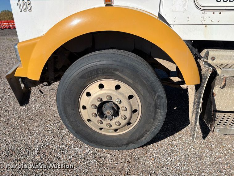 image for item EP7899 2005 Kenworth T800 semi truck