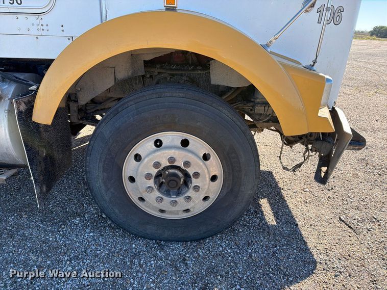 image for item EP7899 2005 Kenworth T800 semi truck