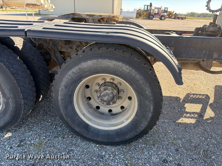 image for item EP7899 2005 Kenworth T800 semi truck