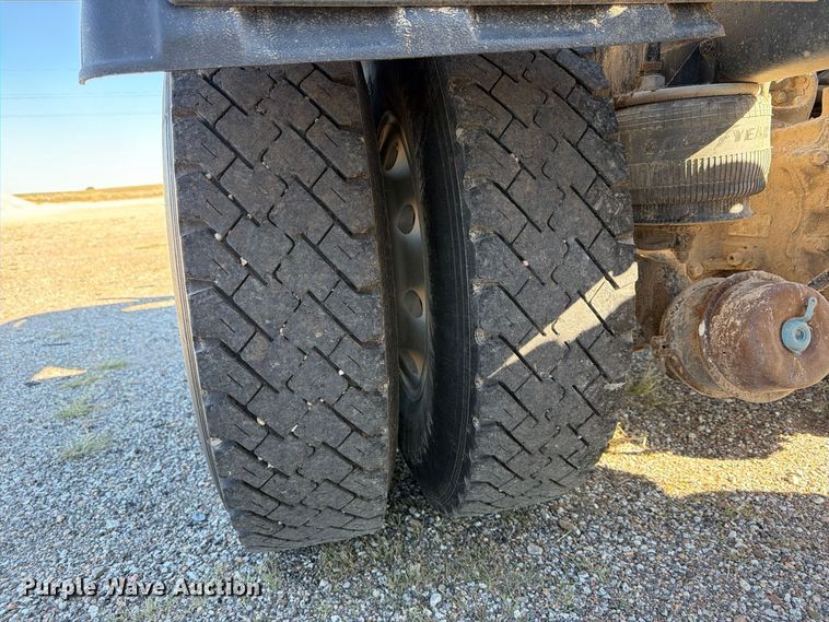 image for item EP7899 2005 Kenworth T800 semi truck