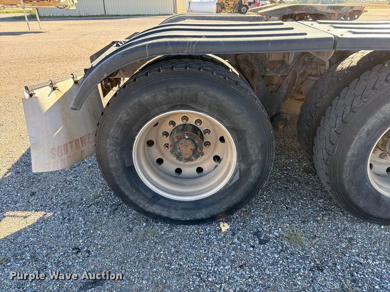image for item EP7899 2005 Kenworth T800 semi truck