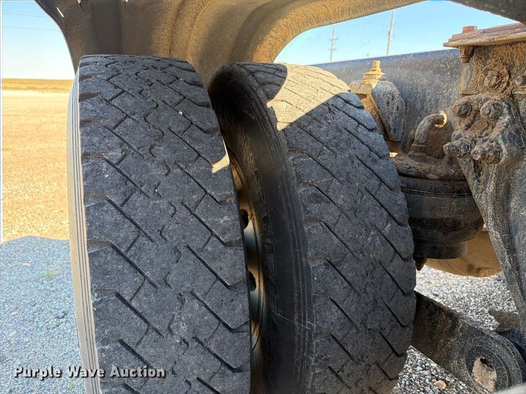 image for item EP7899 2005 Kenworth T800 semi truck