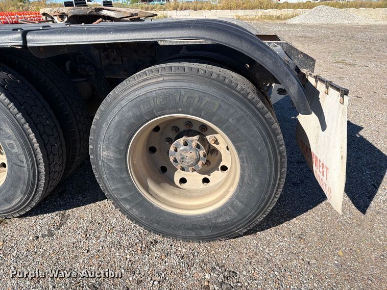 image for item EP7899 2005 Kenworth T800 semi truck