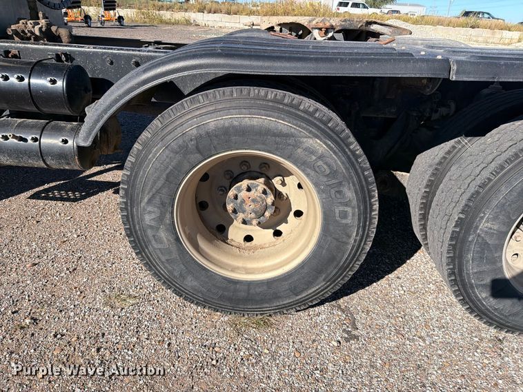 image for item EP7899 2005 Kenworth T800 semi truck