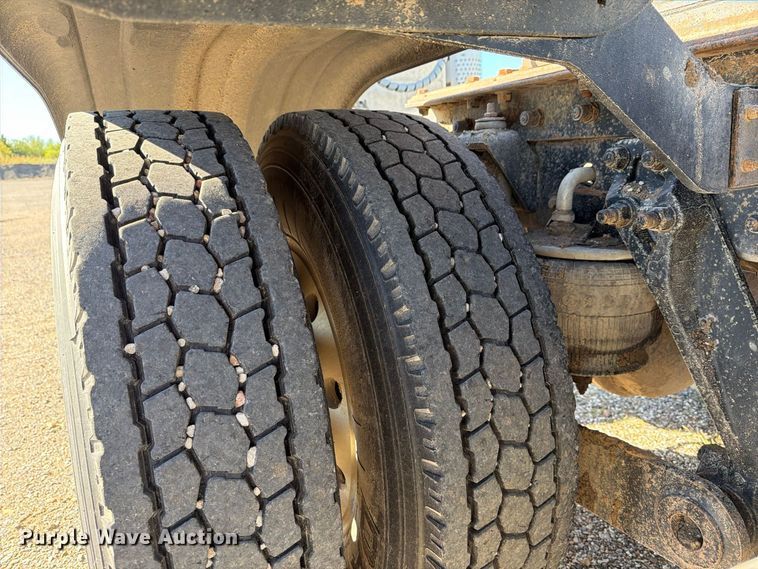 image for item EP7899 2005 Kenworth T800 semi truck
