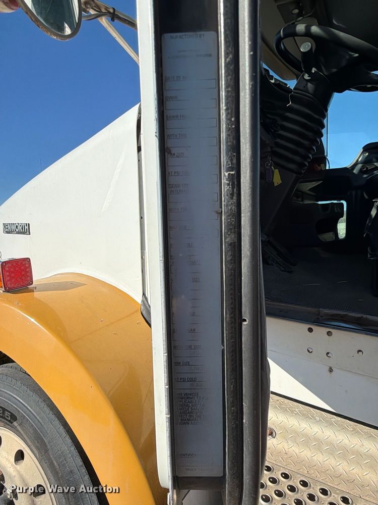 image for item EP7899 2005 Kenworth T800 semi truck