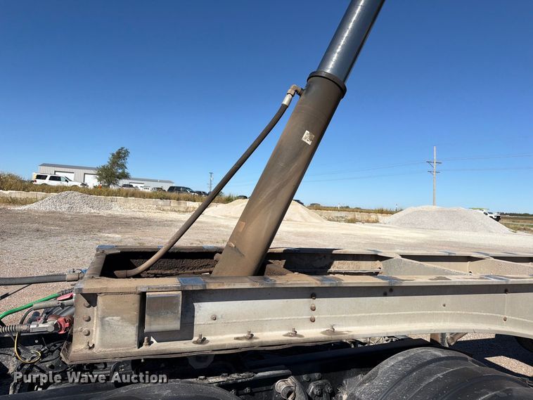 image for item EP7900 2009 East end dump trailer