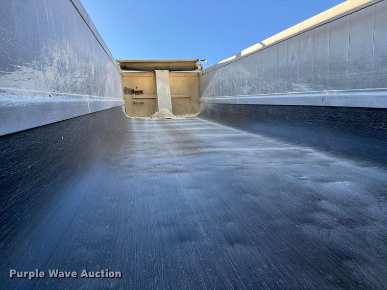 image for item EP7900 2009 East end dump trailer