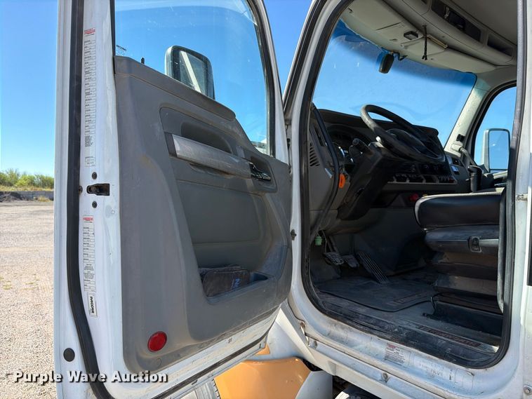 image for item EP7901 2019 Kenworth T680 semi truck