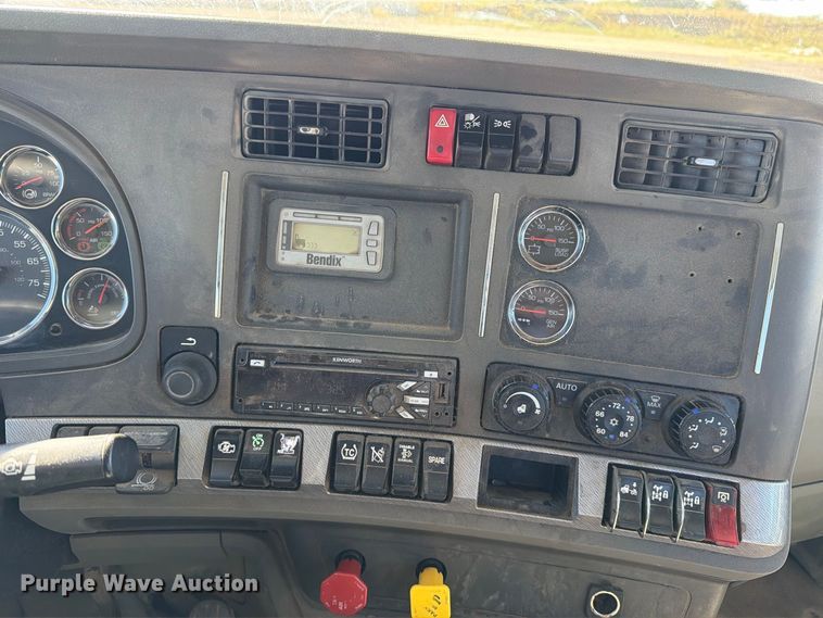 image for item EP7901 2019 Kenworth T680 semi truck