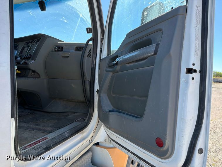 image for item EP7901 2019 Kenworth T680 semi truck