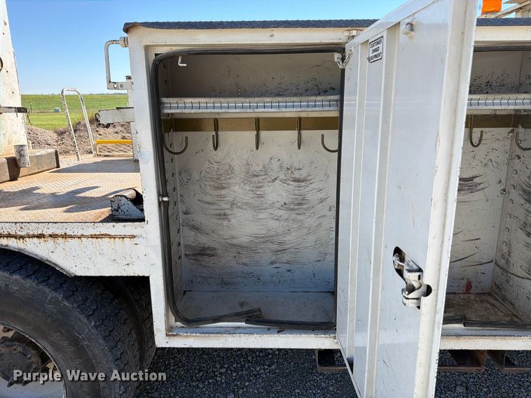image for item EP7918 2007 Freightliner Business Class M2 digger derrick truck