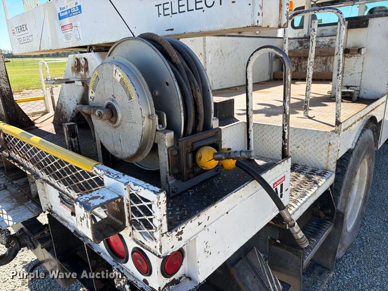 image for item EP7918 2007 Freightliner Business Class M2 digger derrick truck