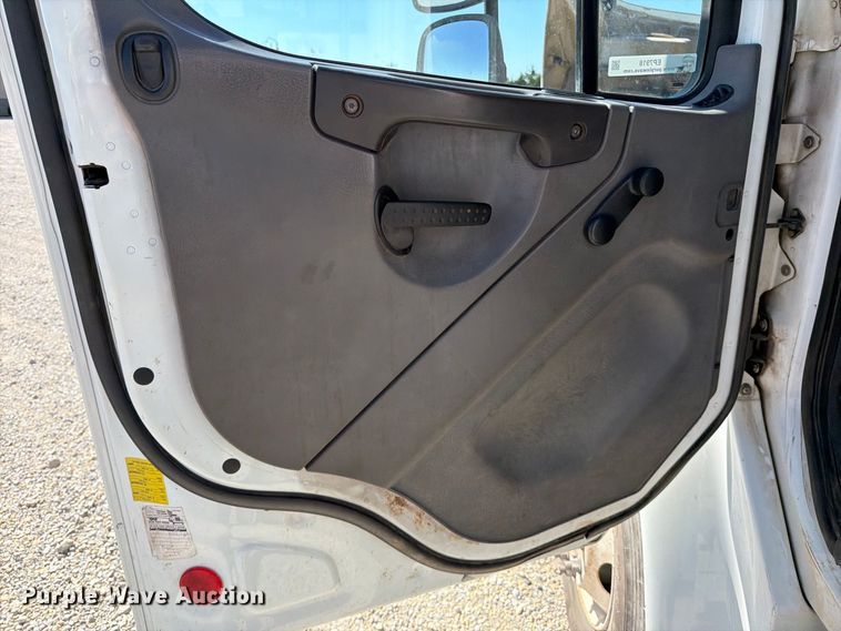 image for item EP7918 2007 Freightliner Business Class M2 digger derrick truck