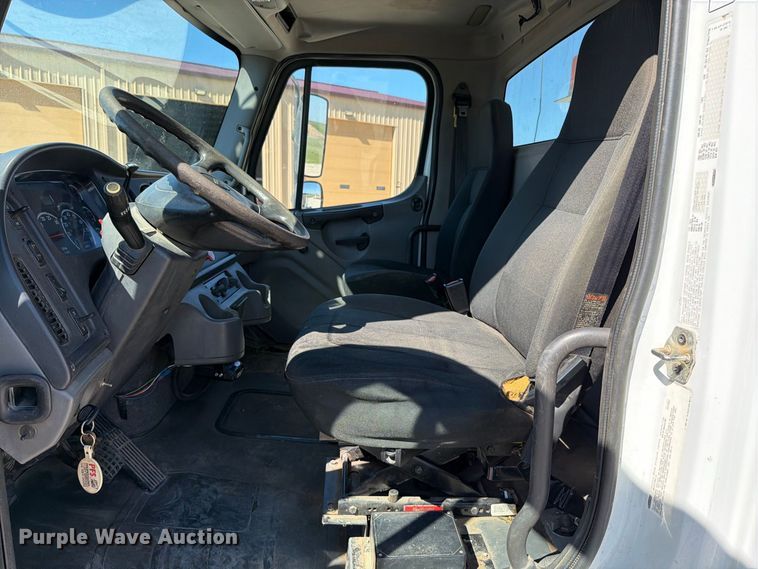 image for item EP7918 2007 Freightliner Business Class M2 digger derrick truck