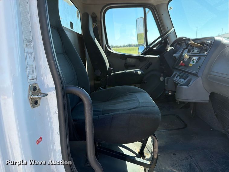 image for item EP7918 2007 Freightliner Business Class M2 digger derrick truck
