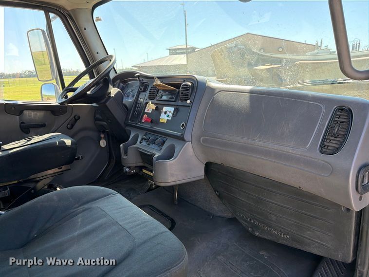 image for item EP7918 2007 Freightliner Business Class M2 digger derrick truck