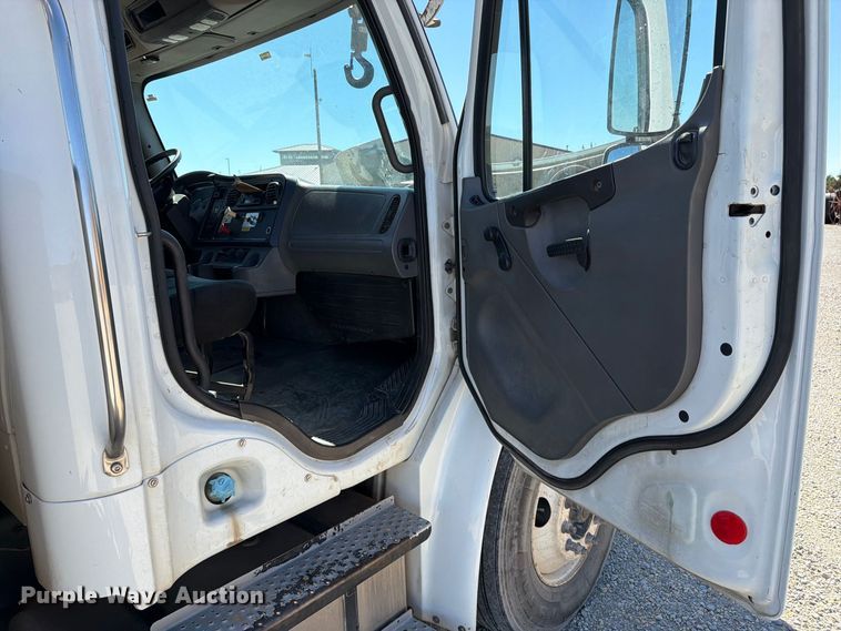 image for item EP7918 2007 Freightliner Business Class M2 digger derrick truck