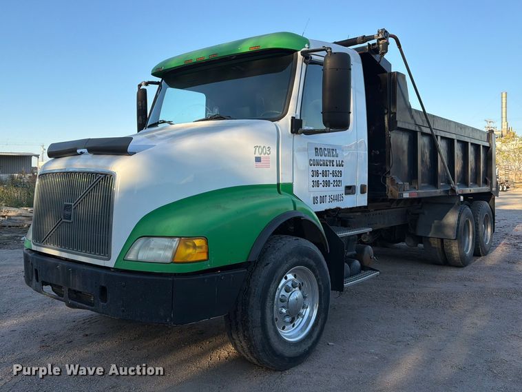 image for item EP7921 2001 Volvo VNM dump truck