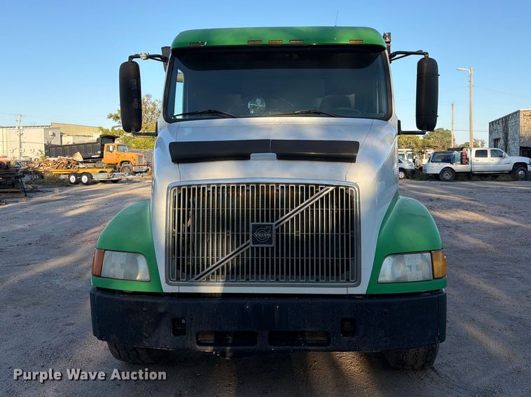 image for item EP7921 2001 Volvo VNM dump truck