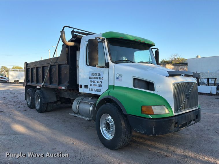 image for item EP7921 2001 Volvo VNM dump truck