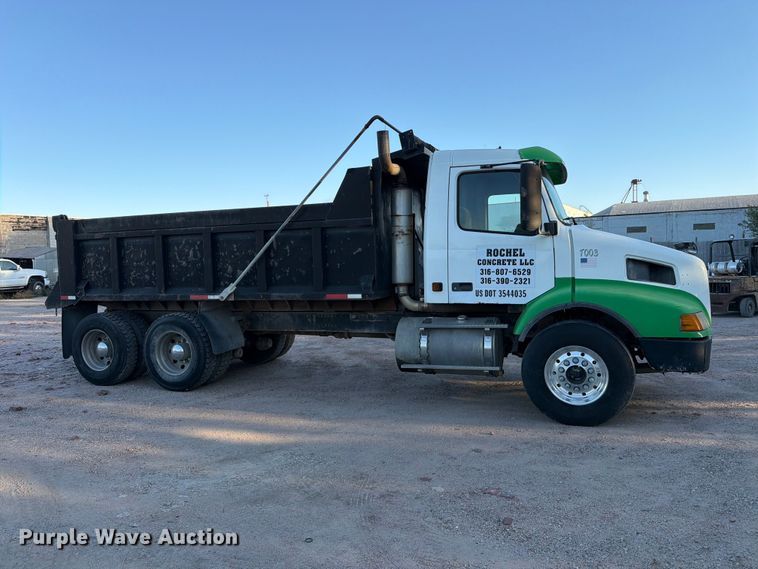 image for item EP7921 2001 Volvo VNM dump truck
