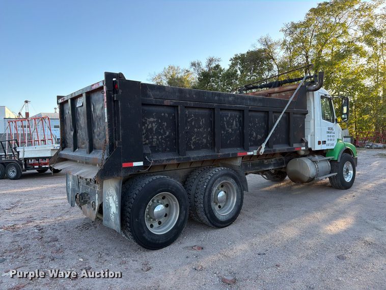 image for item EP7921 2001 Volvo VNM dump truck