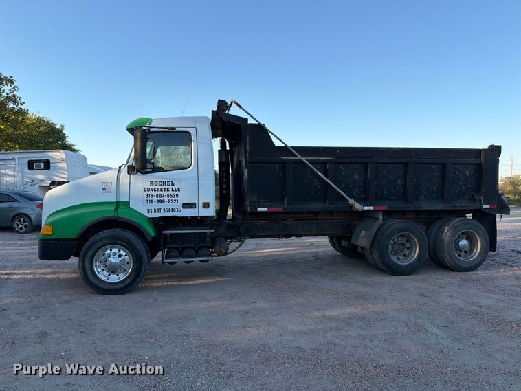 image for item EP7921 2001 Volvo VNM dump truck