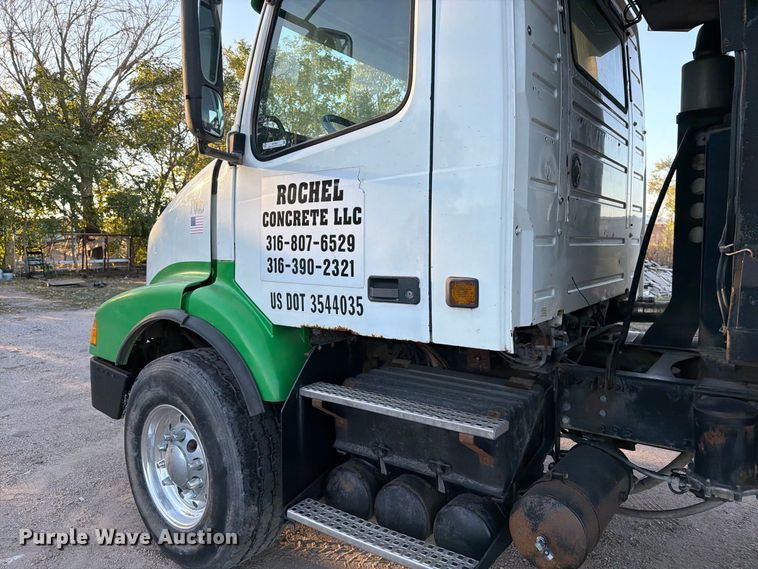 image for item EP7921 2001 Volvo VNM dump truck