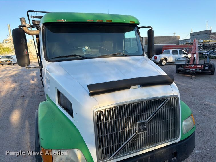 image for item EP7921 2001 Volvo VNM dump truck