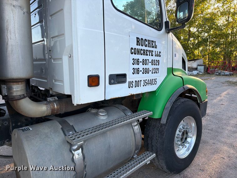 image for item EP7921 2001 Volvo VNM dump truck