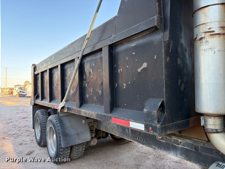 image for item EP7921 2001 Volvo VNM dump truck