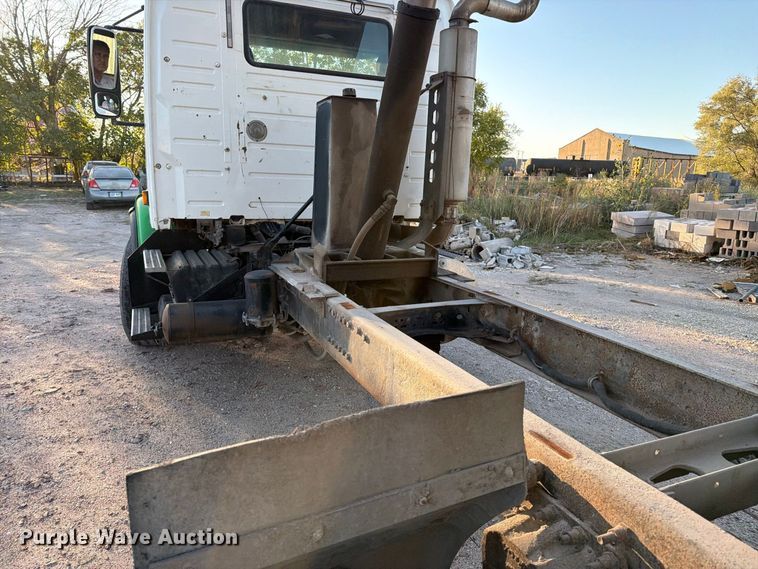 image for item EP7921 2001 Volvo VNM dump truck
