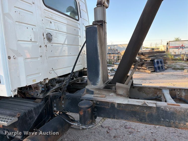 image for item EP7921 2001 Volvo VNM dump truck