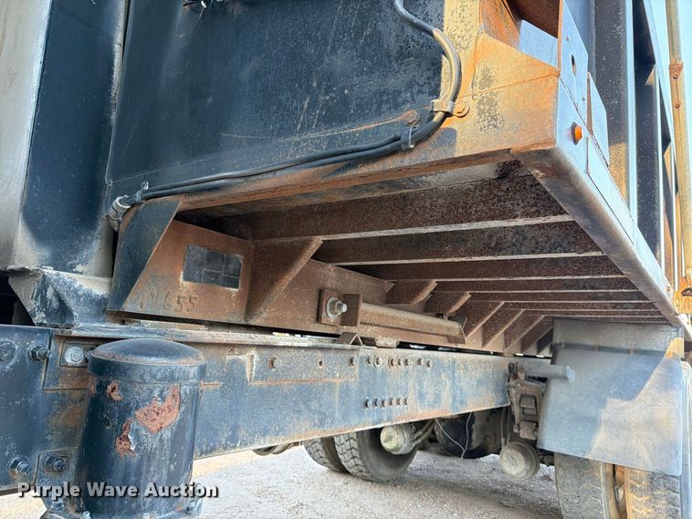 image for item EP7921 2001 Volvo VNM dump truck