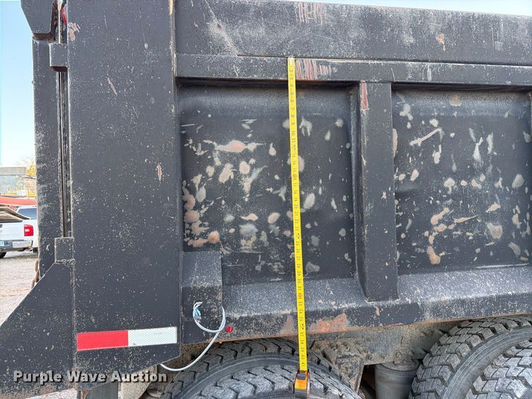 image for item EP7921 2001 Volvo VNM dump truck