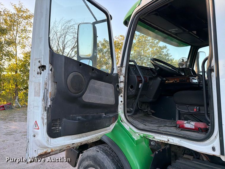 image for item EP7921 2001 Volvo VNM dump truck