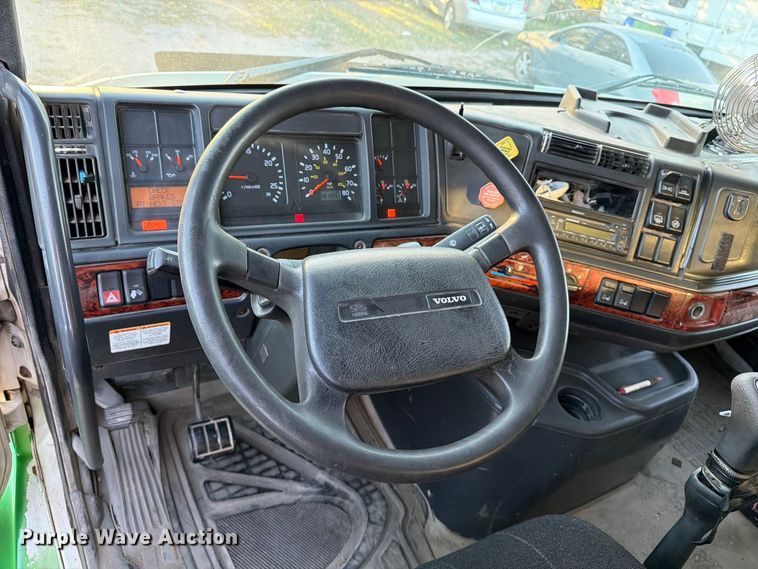 image for item EP7921 2001 Volvo VNM dump truck