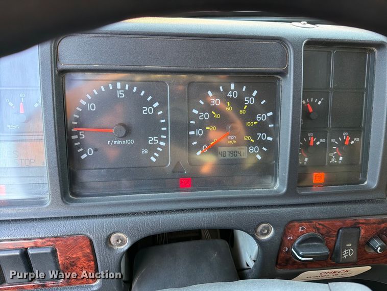 image for item EP7921 2001 Volvo VNM dump truck