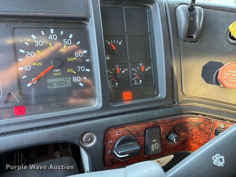 image for item EP7921 2001 Volvo VNM dump truck