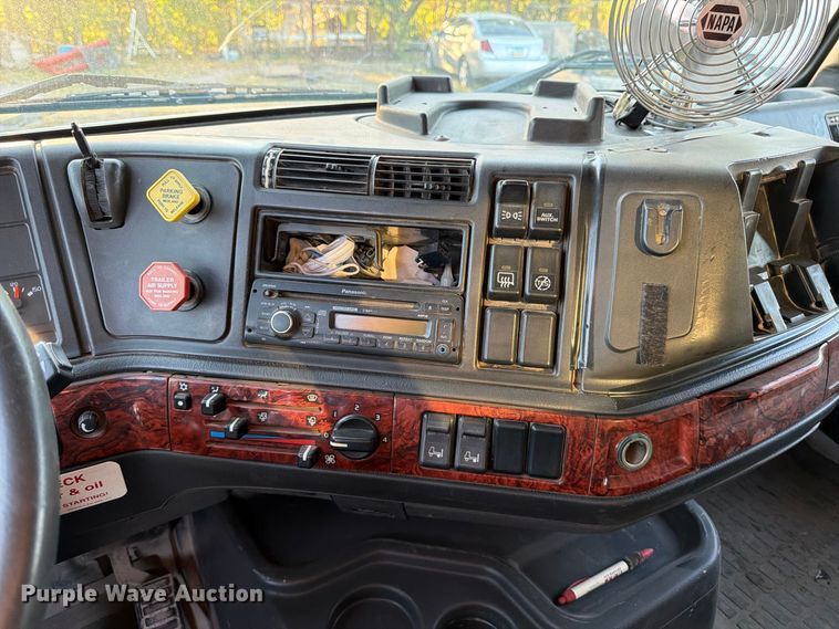 image for item EP7921 2001 Volvo VNM dump truck