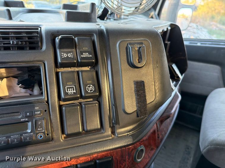 image for item EP7921 2001 Volvo VNM dump truck