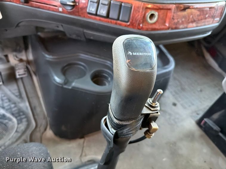 image for item EP7921 2001 Volvo VNM dump truck