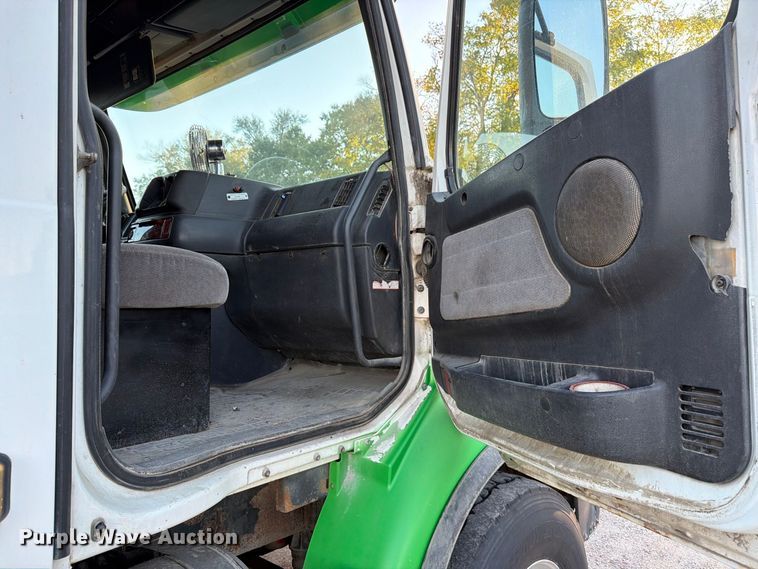 image for item EP7921 2001 Volvo VNM dump truck