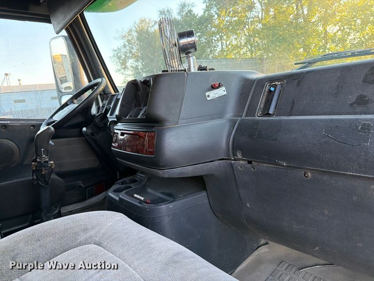 image for item EP7921 2001 Volvo VNM dump truck