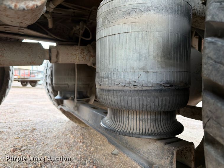 image for item EP7921 2001 Volvo VNM dump truck