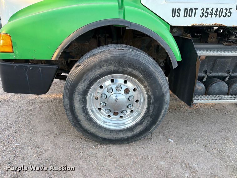 image for item EP7921 2001 Volvo VNM dump truck