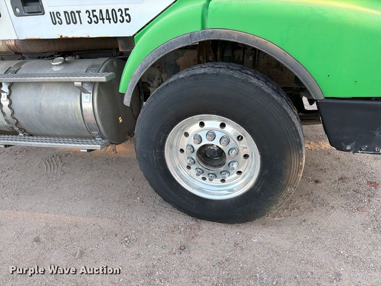 image for item EP7921 2001 Volvo VNM dump truck