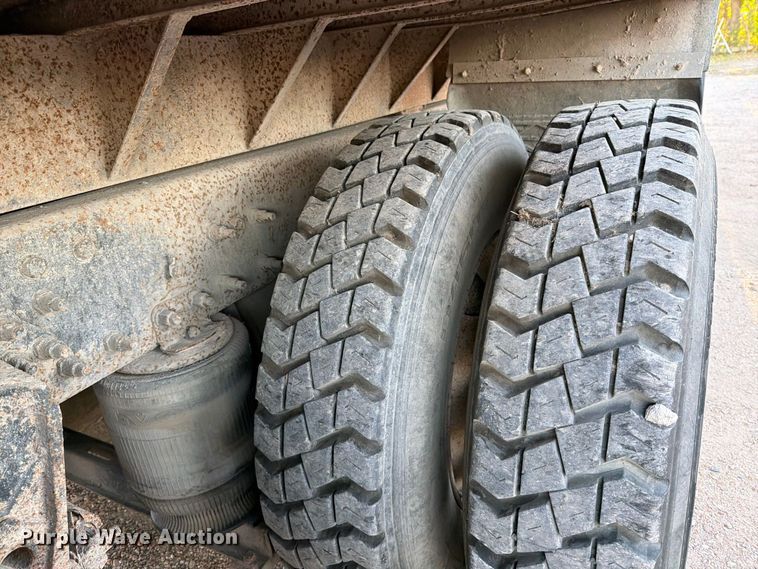 image for item EP7921 2001 Volvo VNM dump truck