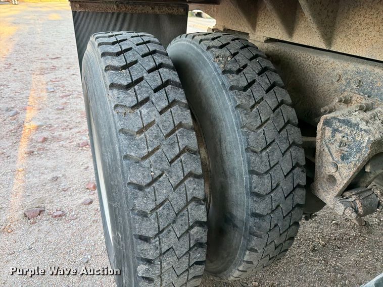 image for item EP7921 2001 Volvo VNM dump truck